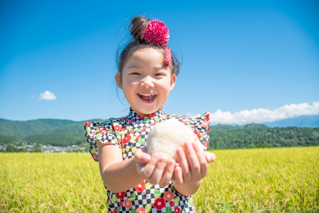 おにぎりを食べる子ども