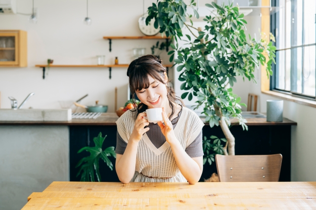 コーヒーを飲む女性