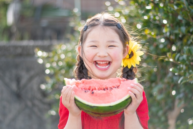 スイカを食べる子ども