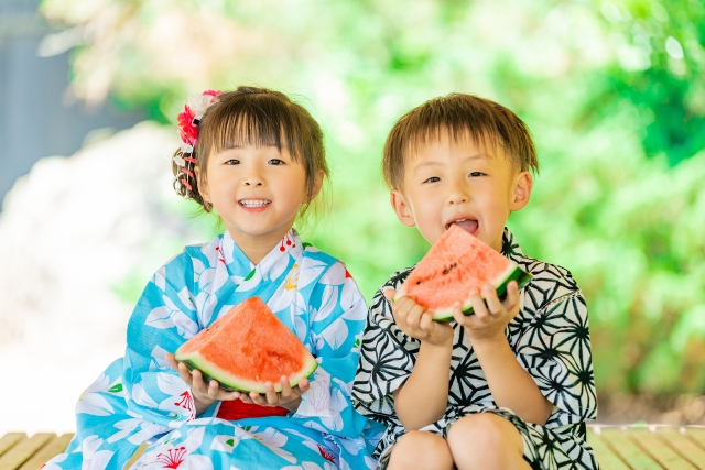 スイカを食べる子どもたち