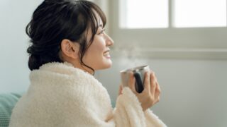 部屋で温まる女性