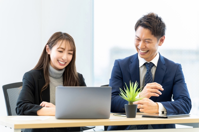 笑顔で働く男女