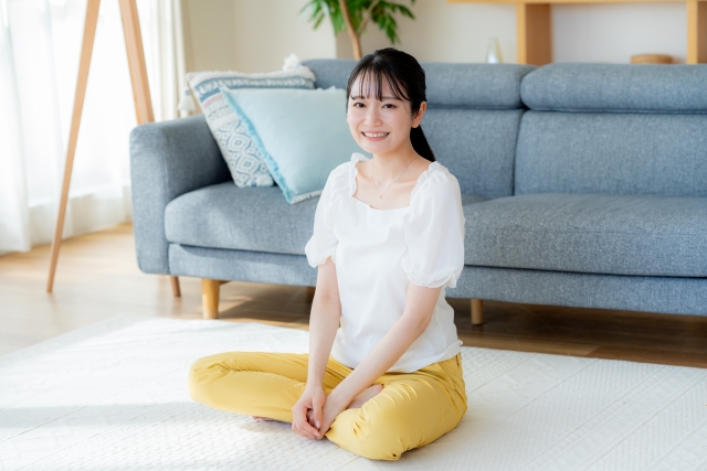 家でくつろぐ人