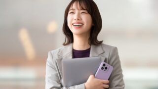 笑顔の女性社員