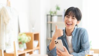 グッドマークをする人