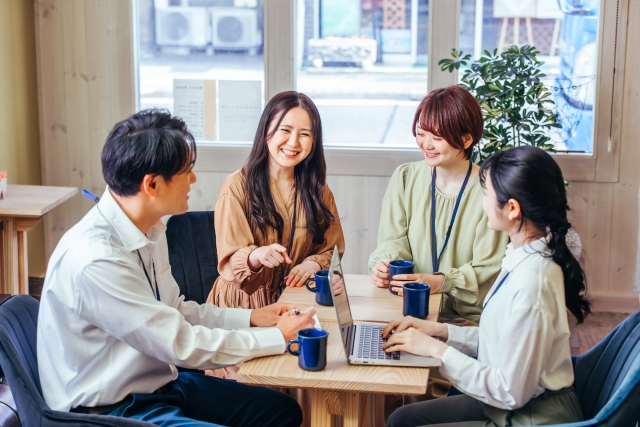 談笑する社員たち