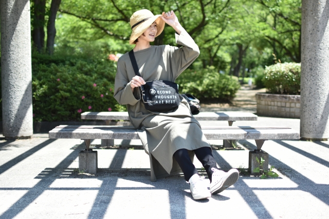 スニーカーで歩く人