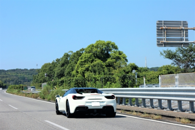 高速道路のスポーツカー