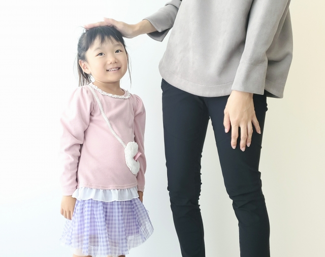 身長を測る子ども
