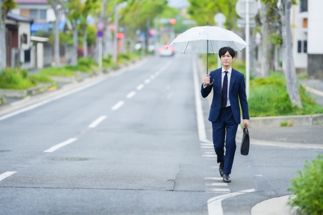 傘を差す人