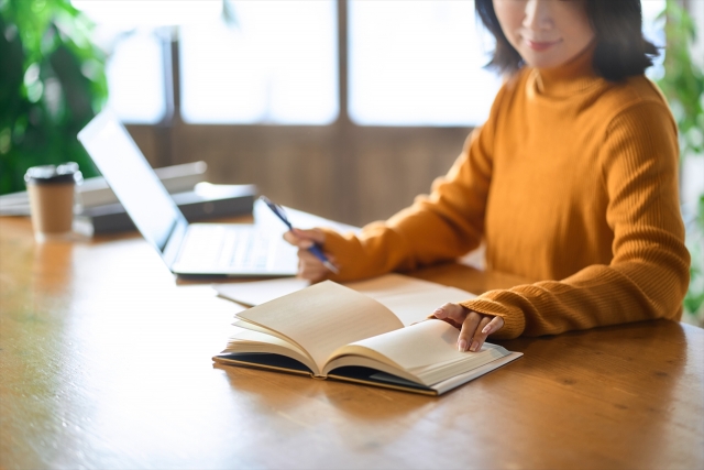 勉強する人