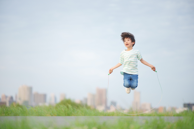 なわとびを跳ぶ子ども