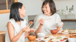 食事を摂る人
