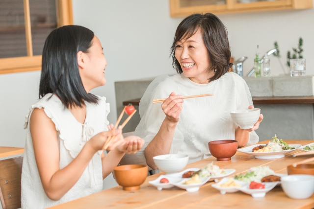 食事を摂る人