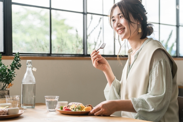 食事を摂る人