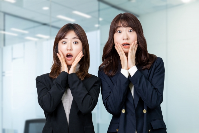 驚く人