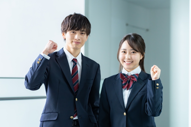 学生ガッツポーズ