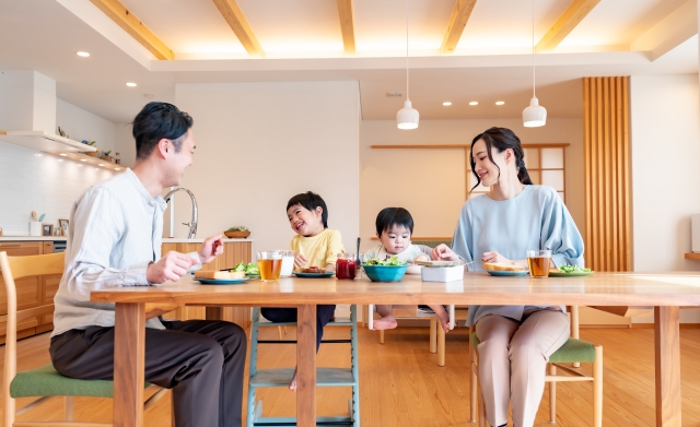 食事を摂る家族