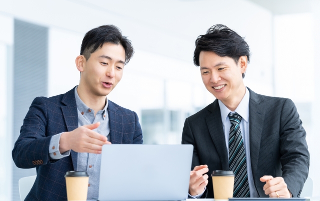 話す人