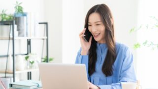 電話をする人