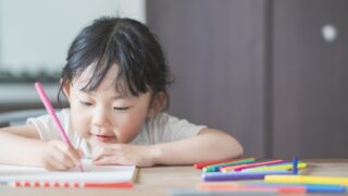 絵を描く子ども