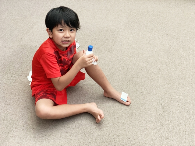傷を手当する子ども