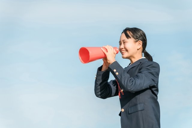 スローガンの語源とは?戦場で叫ばれた“言葉の武器”だった?