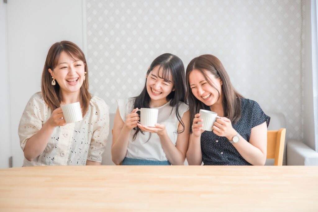 笑合う人