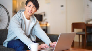 自宅でくつろぐ男性