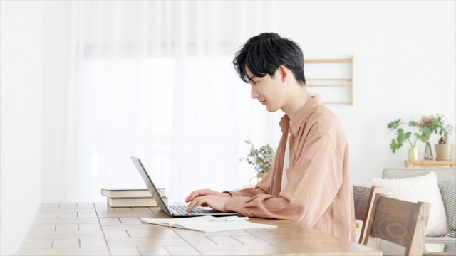 パソコンに向き合う人