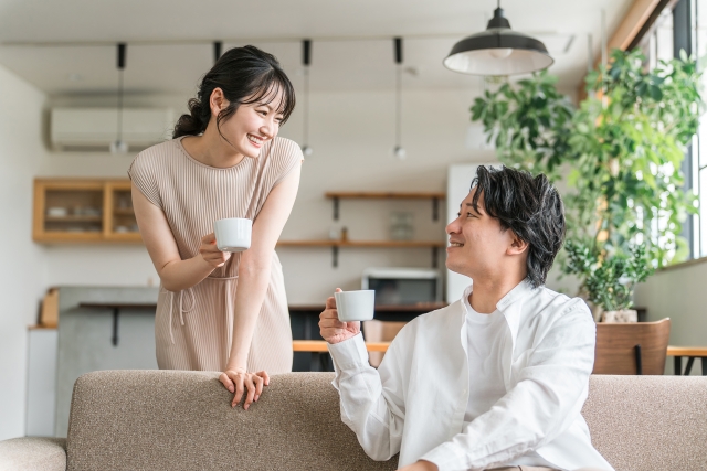 自宅でコーヒーを飲む