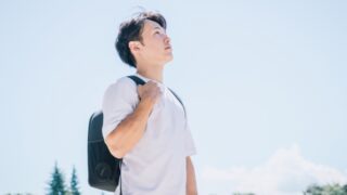 上を見上げる人