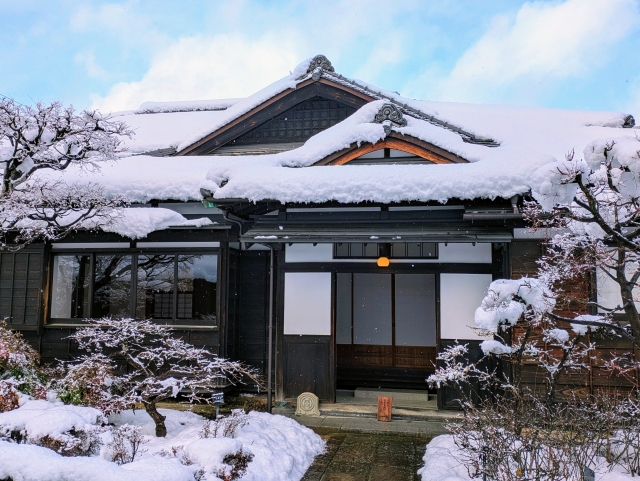 屋根に積もった雪