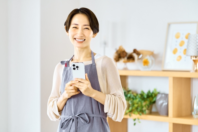 エプロン姿の女性