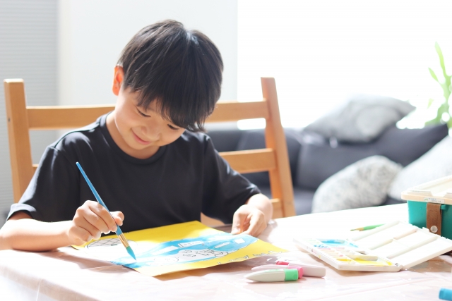 宿題をする子ども