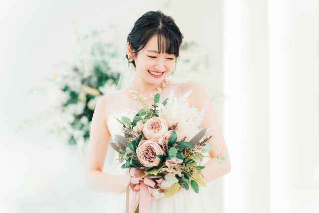 華やかな人が持つ花束