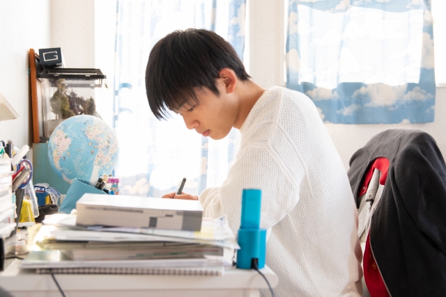 勉強する中学生