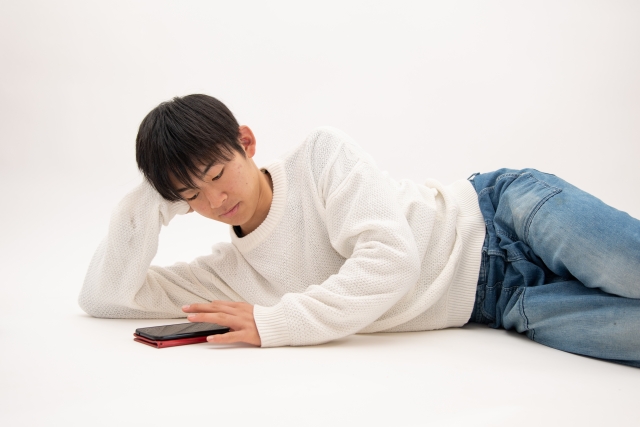 スマホをみる中学生