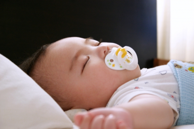 腹巻をする赤ちゃん