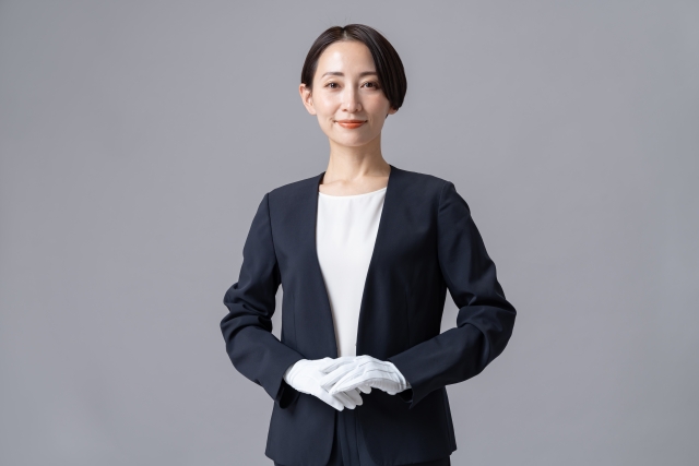 黒い服を着た人