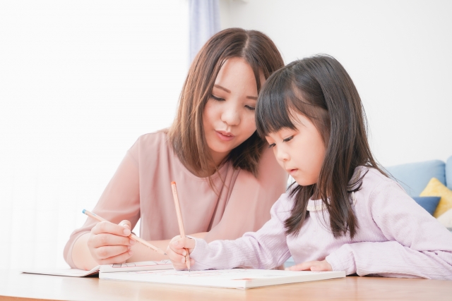 勉強する親子