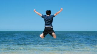 中学生と海
