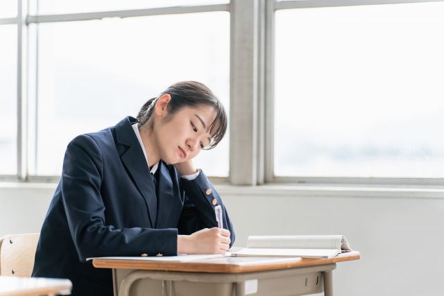 読書感想文を書く中学生