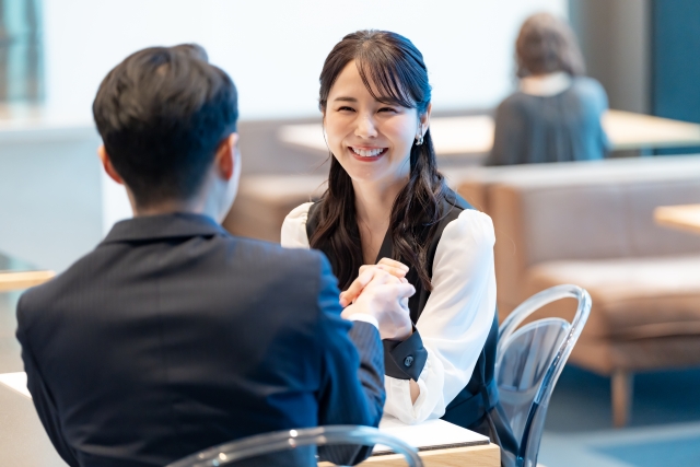 カップルよくある質問
Q. O型は本当におおざっぱな性格？

血液型占いではO型は「おおざっぱ」と言われがちですが、実際には気にしないことと気にすることの差がはっきりしているタイプです。興味のあることや大切な人に関しては意外と細かく、真剣に向き合う一面も持っています。

Q. O型は恋愛でモテる血液型？

明るく親しみやすい雰囲気から、O型は好印象を持たれやすい傾向があります。自分から積極的に行動できるため出会いも多く、恋愛のチャンスに恵まれやすい血液型といえるでしょう。

Q. O型は怒ると怖い？

普段はおおらかですが、我慢が限界に達すると感情が一気に表に出ることがあります。ただし怒りを引きずらず、発散した後はすぐに切り替えられるのがO型の特徴です。

Q. O型は仕事で出世しやすい？

行動力と決断力が評価されやすく、リーダー的ポジションに抜擢されることも多いです。細かい管理より、全体を動かす立場で力を発揮しやすい傾向があります。

Q. O型はストレスに強い？

細かいことを気にしない分、ストレス耐性は比較的高めです。ただし無理をしている自覚がないまま疲れが溜まることもあるため、意識的な休息が大切です。