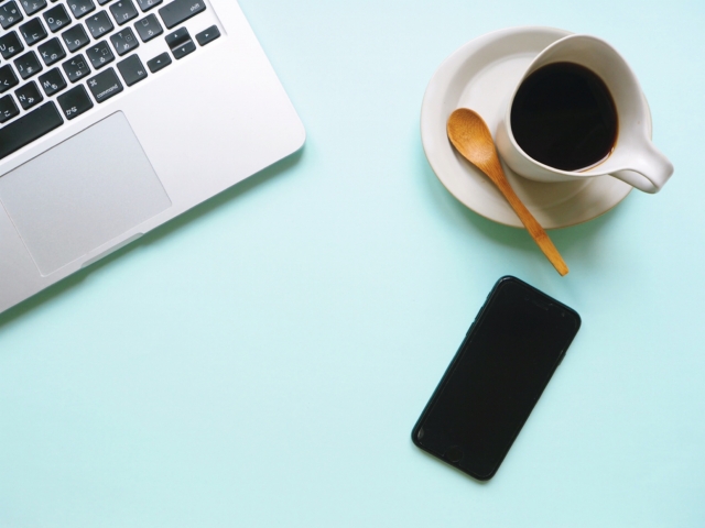 パソコンとコーヒー